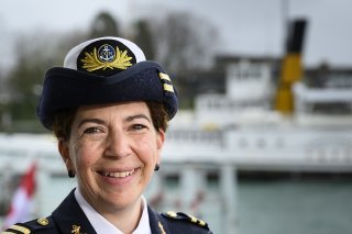 La capitaine a reçu officiellement mercredi ses galons et son couvre-chef. KEYSTONE/LAURENT GILLIERON